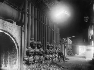 © Louis Schmid, Batterie de fours à l’usine à gaz d’Ouchy, photographie, 1895, coll. Musée Historique Lausanne. Atelier de numérisation Ville de Lausanne.
