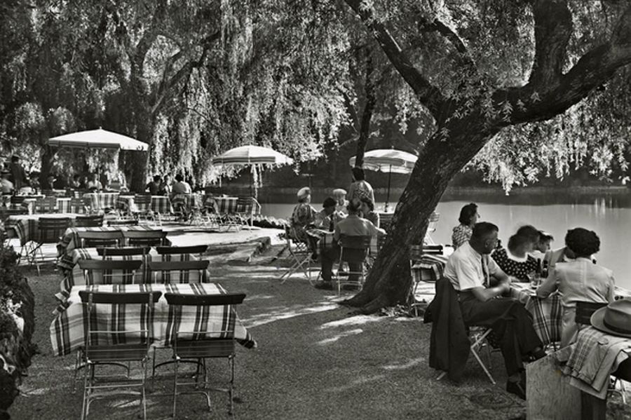 © Anonyme, La terrasse du restaurant de Sauvabelin, carte postale, vers 1955. Coll. Musée historique Lausanne