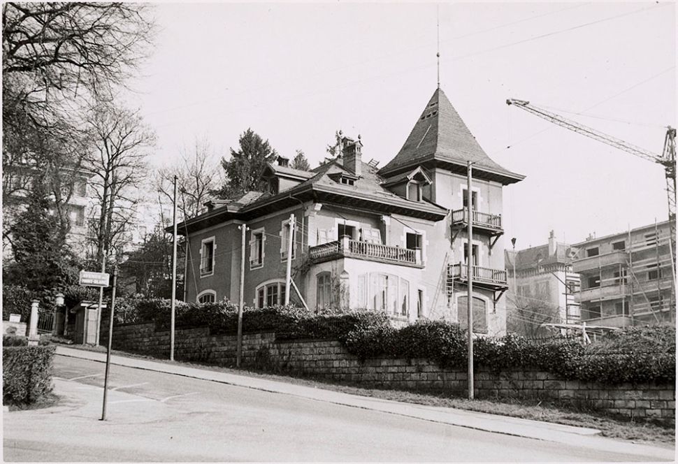 © Anonyme, Vue de la Villa Rozel à l’avenue Jomini 14 probablement peu avant sa démolition, photographie, 1954, coll. Musée Historique Lausanne, tous droits réservés. Crédits: Atelier de numérisation Ville de Lausanne, Olivier Laffely