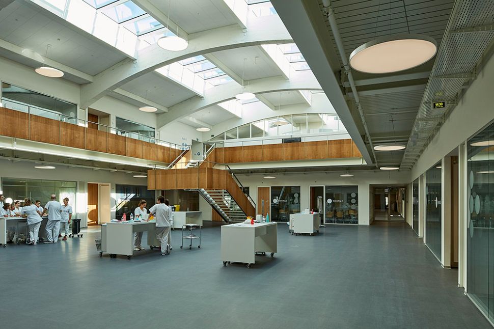 © Jeremy Bierer, Vue sur l'espace des travaux pratiques en groupe de l'hôpital simulé de l'Institut et haute Ecole de la Santé La Source dans la halle 2 du Palais de Beaulieu, photographie, 10.10.2018, © Jeremy Bierer, coll. Musée Historique Lausanne