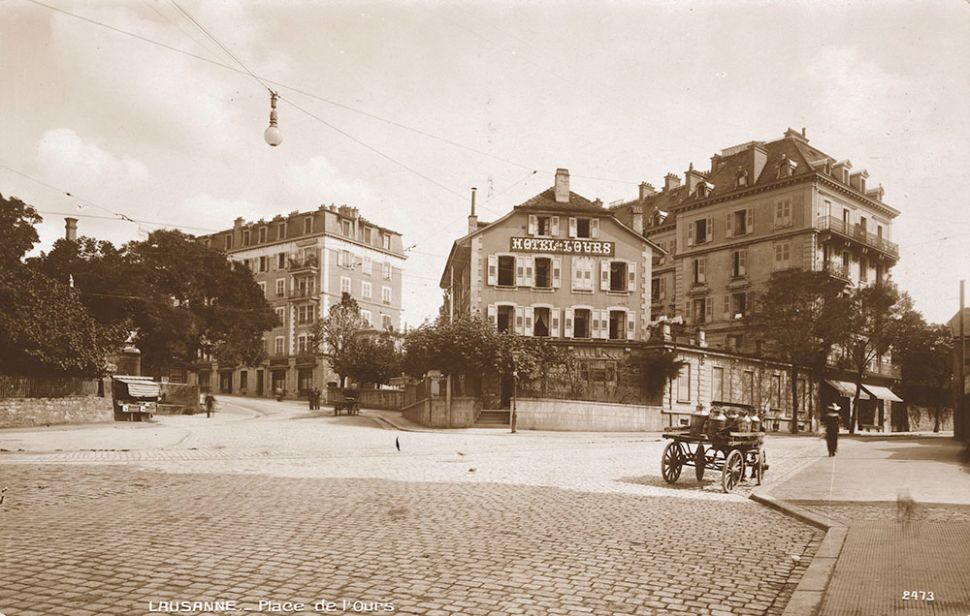© Anonyme, Vue de la place de l’Ours en direction de l’est, carte postale, entre 1912 et 1920, Coll. Musée Historique Lausanne, © Atelier de numérisation Ville de Lausanne, Olivier Laffely