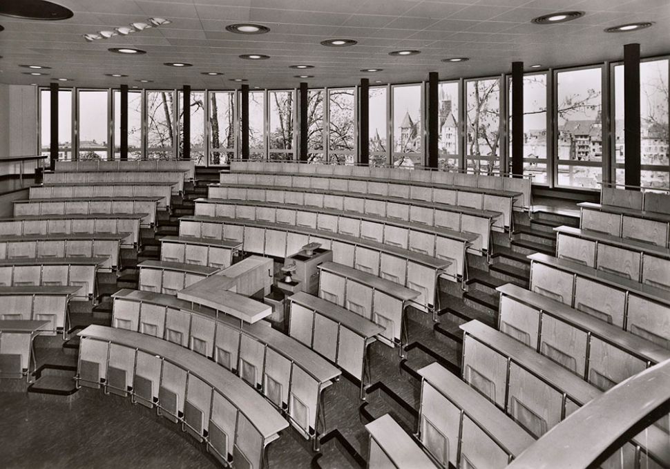 © Gaston de Jongh, Vue de l’intérieur du grand auditoire de la nouvelle Ecole de Médecine, carte postale, entre 1959 et 1964, Coll. Musée Historique Lausanne, © Collections Photo Elysée, Fonds de Jongh. Crédits: Atelier de numérisation Ville de Lausanne, Beverly Palmes