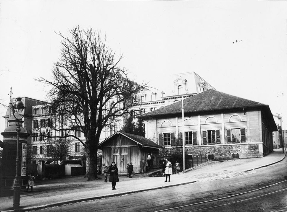 © Anonyme, Vue sur la place de l’Ours et la vieille salle de gymnastique devant l’Ecole normale, photographie, entre 1913 et 1917, Coll. Musée Historique Lausanne, © Atelier de numérisation Ville de Lausanne