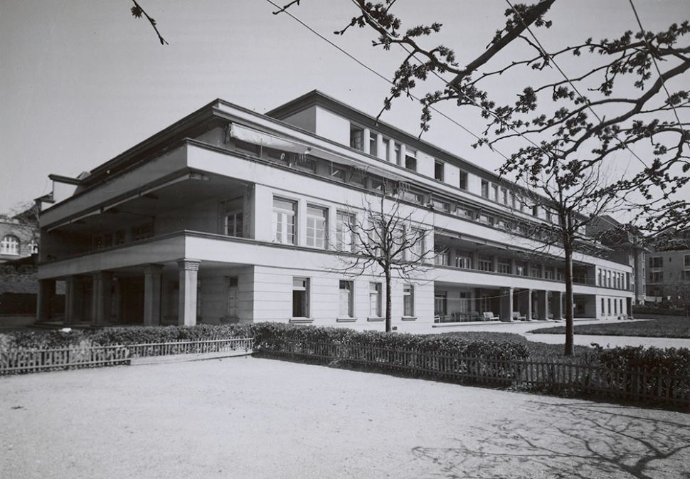 &copy; Anonyme, Façades sud et ouest de l’Hôpital Sandoz, photographie, vers 1932, Coll. Musée Historique Lausanne, tous droits réservés. Crédits : Atelier de numérisation Ville de Lausanne, Marie Humair