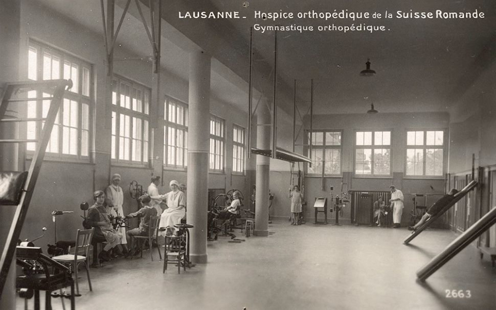 © Anonyme, Séance de gymnastique orthopédique à l’Hospice orthopédique de la Suisse romande, carte postale, entre 1920 et 1940, Coll. Musée Historique Lausanne, tous droits réservés. Crédits: Atelier de numérisation Ville de Lausanne, Garance Dupuis