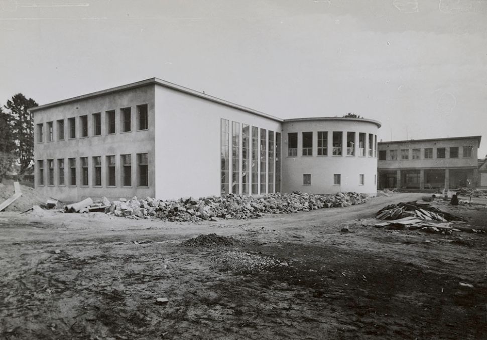 © Anonyme, Façade ouest du bâtiment de l’Institut d’anatomie pathologique en cours de construction, photographie, 1942, Coll. Musée Historique Lausanne, tous droits réservés. Crédits : Atelier de numérisation Ville de Lausanne, Marie Humair
