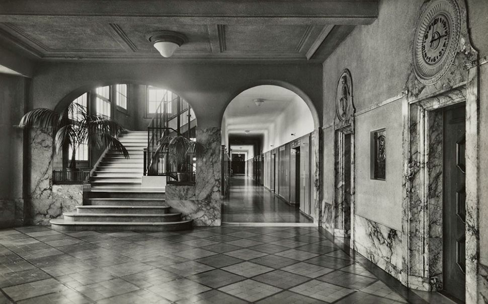© Anonyme, Hall d’entrée de la maternité de Lausanne, carte postale, entre 1920 et 1930, Coll. Musée Historique Lausanne, tous droits réservés. Crédits : Atelier de numérisation Ville de Lausanne, Marie Humair