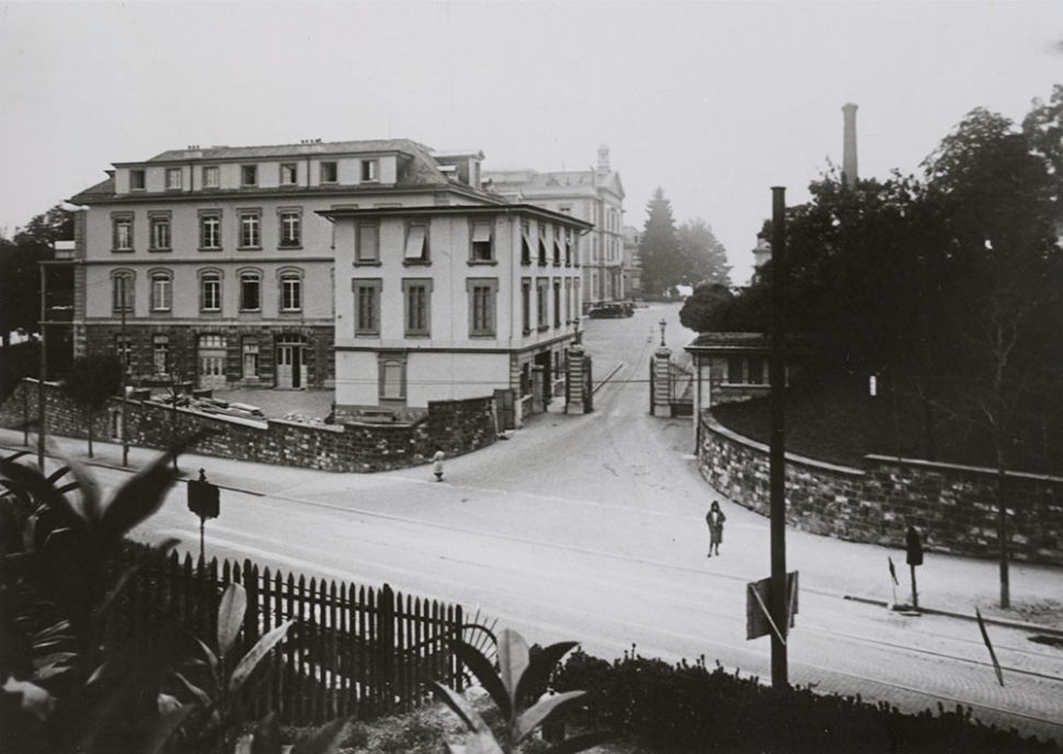 © Anonyme, Vue de la façade est de l’Hôpital cantonal avec son portail principal, photographie, 1931, Coll. Musée Historique Lausanne, tous droits réservés. Crédits : Atelier de numérisation Ville de Lausanne, Marie Humair