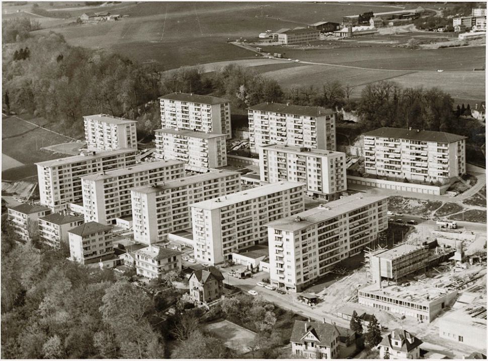 © Albert Würgler, Vue aérienne du quartier du Grey (Boisy-Pierrefleur) vu du sud, photographie, 21.04.1964, coll. Musée Historique Lausanne, tous droits réservés. Crédits: Atelier de numérisation Ville de Lausanne, Maïna Loat