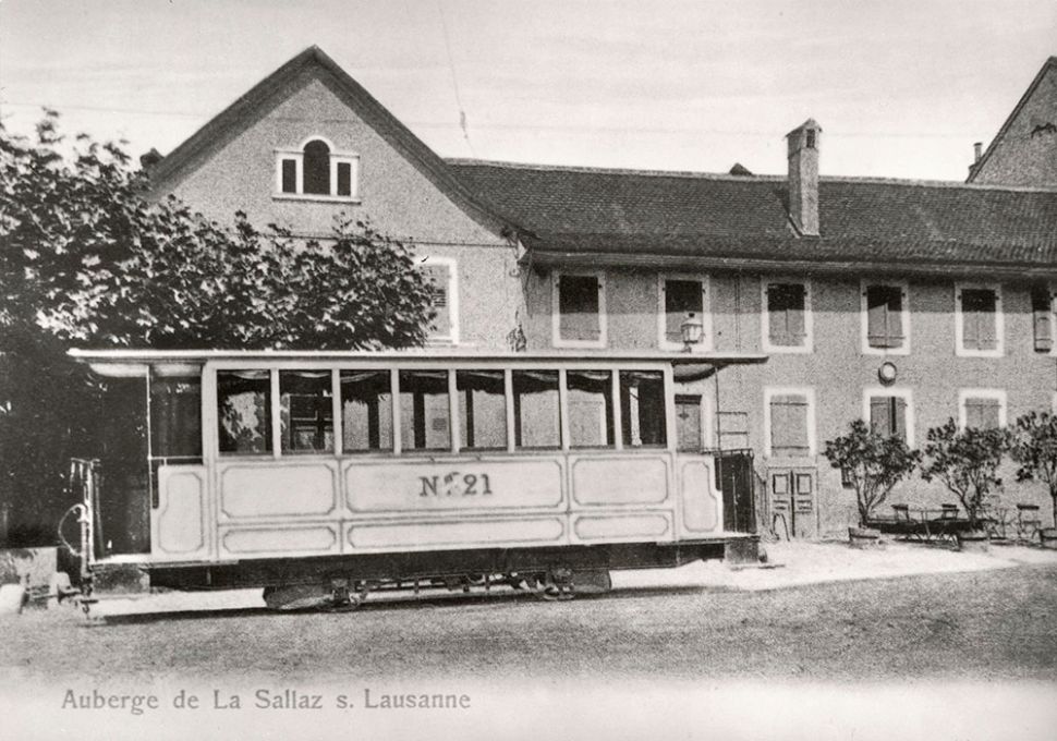&copy; Anonyme, Vue sur un wagon de type C 21 devant l’auberge de La Sallaz, carte postale, entre 1890 et 1910, coll. Musée Historique Lausanne. Atelier de numérisation Ville de Lausanne, Garance Dupuis