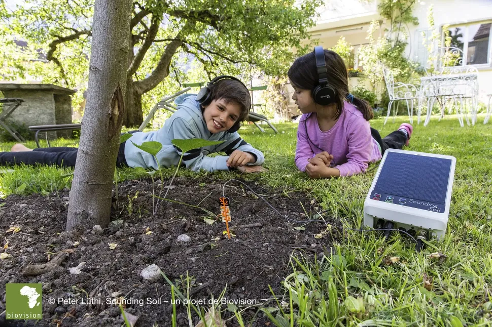 &copy; Peter Luthi - Biovision, Sounding Soil