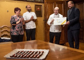 2018113049 Présentation du nouveau chocolat officiel de la Ville de Lausanne. La friandise selectionnee est l'oeuvre de la Maison Buet. – De gauche à droite: Anita Buet,…