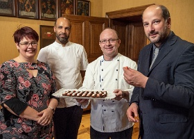 2018113085 Présentation du nouveau chocolat officiel de la Ville de Lausanne. La friandise selectionnee est l'oeuvre de la Maison Buet. – De gauche à droite: Anita Buet,…