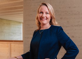 Municipalité 2026-2031 Photos officielles de la Municipalité 2026-2031, réalisées à la Maison de la Louve dans le quartier des Plaines-du-Loup, le 13 août 2026. Ici: Émilie Moeschler...