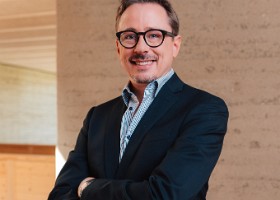 Municipalité 2026-2031 Photos officielles de la Municipalité 2026-2031, réalisées à la Maison de la Louve dans le quartier des Plaines-du-Loup, le 13 août 2026. Ici: Julien...