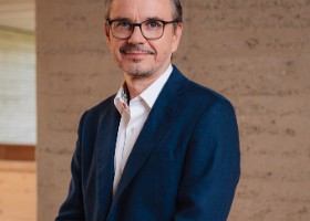 Municipalité 2026-2031 Photos officielles de la Municipalité 2026-2031, réalisées à la Maison de la Louve dans le quartier des Plaines-du-Loup, le 13 août 2026. Ici: Simon Affolter,...