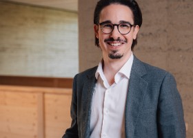 Municipalité 2026-2031 Photos officielles de la Municipalité 2026-2031, réalisées à la Maison de la Louve dans le quartier des Plaines-du-Loup, le 13 août 2026. Ici: Xavier Company en...
