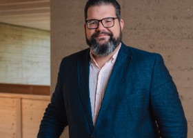 Municipalité 2026-2031 Photos officielles de la Municipalité 2026-2031, réalisées à la Maison de la Louve dans le quartier des Plaines-du-Loup, le 13 août 2026. Ici: Xavier Roth en...