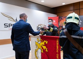 Remise brevets fédéraux 2021 Sylvain Scherz, commandant et chef de service SPSL, Président de l’Association suisse des sapeurs-pompiers professionnels (ASSPP), remet le casque de...