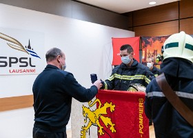 Remise brevets fédéraux 2021 Le capitaine Bertrand Mesot, Président de la commission d’examens de l’Organisation du Monde du Travail des Sapeurs-Pompiers (OMTSP), remet la médaille de...