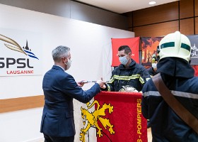 Remise brevets fédéraux 2021 Pierre-Antoine Hildbrand, conseiller municipal, directeur de la sécurité et de l’économie, remet le Brevet fédéral de sapeur-pompier professionnel au sapeur...