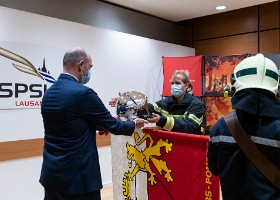 Remise brevets fédéraux 2021 Sylvain Scherz, commandant et chef de service SPSL, Président de l’Association suisse des sapeurs-pompiers professionnels (ASSPP), remet le casque de...