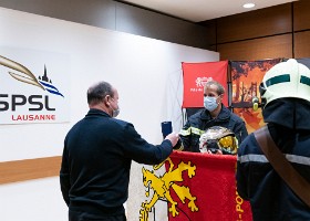 Remise brevets fédéraux 2021 Le capitaine Bertrand Mesot, Président de la commission d’examens de l’Organisation du Monde du Travail des Sapeurs-Pompiers (OMTSP), remet la médaille de...