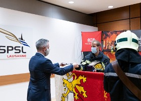 Remise brevets fédéraux 2021 Pierre-Antoine Hildbrand, conseiller municipal, directeur de la sécurité et de l’économie, remet le Brevet fédéral de sapeur-pompier professionnel au sapeur...
