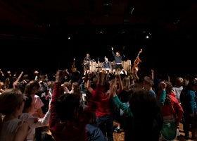 APEMS 20 ans concert Les Petits Chanteurs à la Gueule de Bois commencent par un rock endiablé pour chauffer la salle. Les enfants en redemandent!