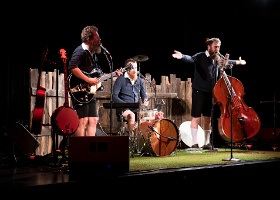 APEMS 20 ans concert De gauche à droite: Lionel Aebischer à la guitare, Raphaël Pedroli à la batterie et Frédéric Erard à la contrebasse.