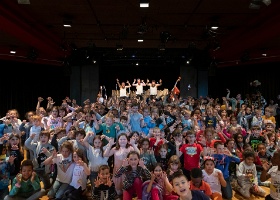 APEMS 20 ans concert Les enfants des APEMS et les Petits Chanteurs à la Gueule de Bois après le concert pour un selfie aussi géant qu'improvisé.