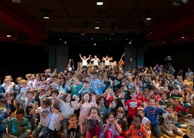 APEMS 20 ans concert Les enfants des APEMS et les Petits Chanteurs à la Gueule de Bois après le concert pour un selfie aussi géant qu'improvisé.