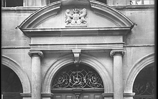 1916_mayor_frederic_porte_entree_hotel_de_ville_mhl La porte d'entrée de l'Hôtel de Ville, 1916.