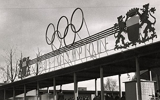 1955_1975_wuergler_stade_pontaise_mhl Gros plan sur la partie supérieure de l'entrée du stade olympique de la Pontaise. Au premier plan, on voit les cinq anneaux olympiques, l'inscription 
