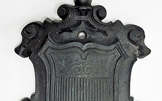lampadaire_ecusson_mhl Ecusson aux armes de la Ville de Lausanne, en fonte et provenant d'un lampadaire.