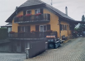 2. La maison moutarde La maison moutarde Ma chambre d’enfant se trouvait au rez-de-chaussée, on ne la voit pas sur l’image. À l’adolescence, j’ai déménagé au premier étage (la...