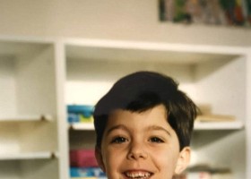 3. A l'ecole 1994 À l’école, 1994 J’aime bien cette photo, parce qu’elle me parle du petit garçon que je me souviens avoir été, concentré, calme, toujours prêt à sourire pour...