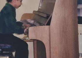 4. Au piano 1998 Au piano, 1998 Je ne me rappelle plus l’âge que j’avais quand j’ai commencé le piano, mais je me souviens de ces auditions publiques qui me mettaient dans un...
