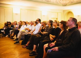 Public attentif dans la salle Public attentif dans la salle