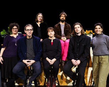 WEB_31A7424 Fanny Meyer (déléguée à la politique du livre), Marc Agron (auteur lauréat), Hélène Jacobé (au 2e rang, autrice), Catherine Lovey (autrice), Lorrain Voisard (au...