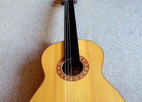 blok_3 Ma dernière acquisition : une guitare classique cordes en nylon que j’ai fait défretter par le luthier Piero Lo Picolo.