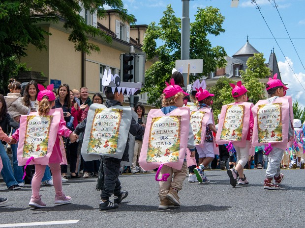 Fête 1P-2P La fête scolaire des 1-2P a eu lieu le 10 juin 2026 sous un ciel changeant.