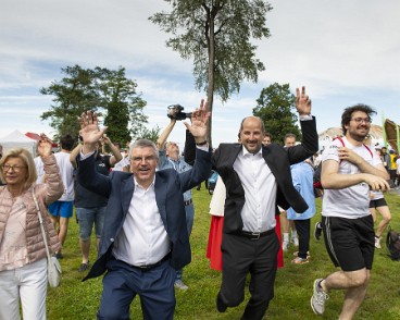 Maison Olympique inauguration Grégoire Junod, et Thomas Bach participent eux aussi à l'échauffement.