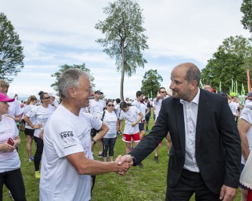 Maison Olympique inauguration Grégoire Junod, syndic de Lausanne, échange avec l'un des participants de la course «Lausanne Capitale Olympique».