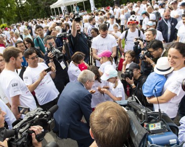 Maison Olympique inauguration Bain de foule historique pour le président du CIO, Thomas Bach.