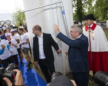Maison Olympique inauguration Grégoire Junod, syndic de Lausanne et Thomas Bach, président du CIO peu avant le départ de la course.
