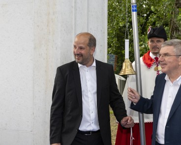 Maison Olympique inauguration Grégoire Junod, syndic de Lausanne et Thomas Bach, président du CIO peu avant le départ de la course.