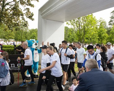 Maison Olympique inauguration Plus de 2000 sportives et sportifs vont franchir la toute nouvelle arche ornée des anneaux olympiques.