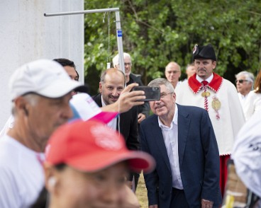 Maison Olympique inauguration A l'heure des selfies, Grégoire Junod et Thomas Bach ont été très sollicitiés ce matin.