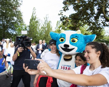 Maison Olympique inauguration L'une des vedettes du jour, la mascotte des JOJ2020, Yodli.